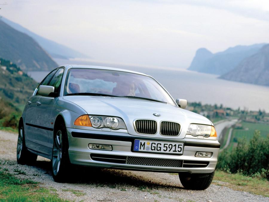  BMW 330i Sedan 2000 года  (фото 1 из 2)
